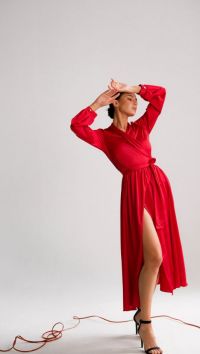 Красное шелковое платье на запах «Galeries»