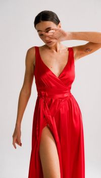 Вечернее атласное платье в пол красного цвета "Just a moment"