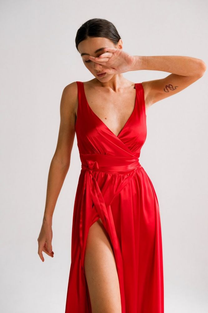 Вечернее атласное платье в пол красного цвета "Just a moment"
