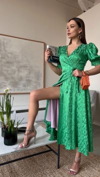 Зеленое шелковое платье на запах