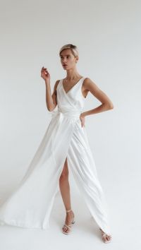 Вечернее атласное платье в пол белого цвета "Just a moment"