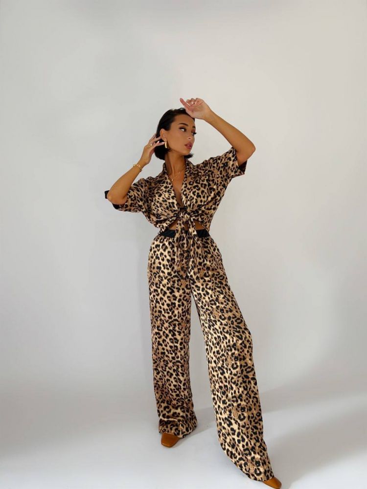 Леопардовый костюм в пижамном стиле