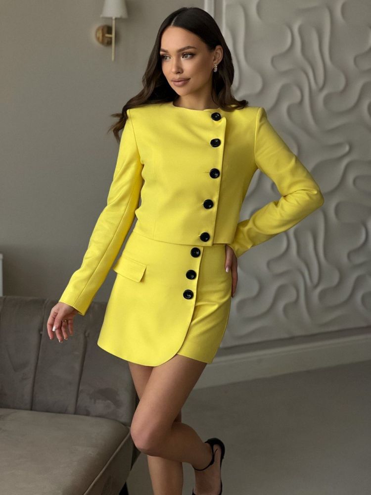 Желтый костюм: жакет и юбка-шорты