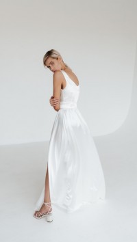 Вечернее атласное платье в пол белого цвета "Just a moment" №1