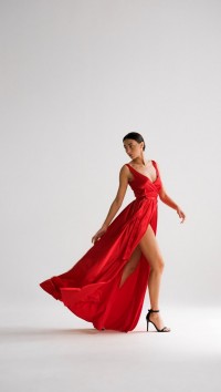 Вечернее атласное платье в пол красного цвета "Just a moment" №2