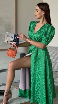 Зеленое шелковое платье на запах №1
