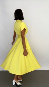 Желтое платье миди двубортное №3