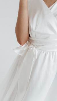 Вечернее атласное платье в пол белого цвета "Just a moment" №2