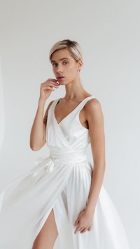 Вечернее атласное платье в пол белого цвета "Just a moment" №3